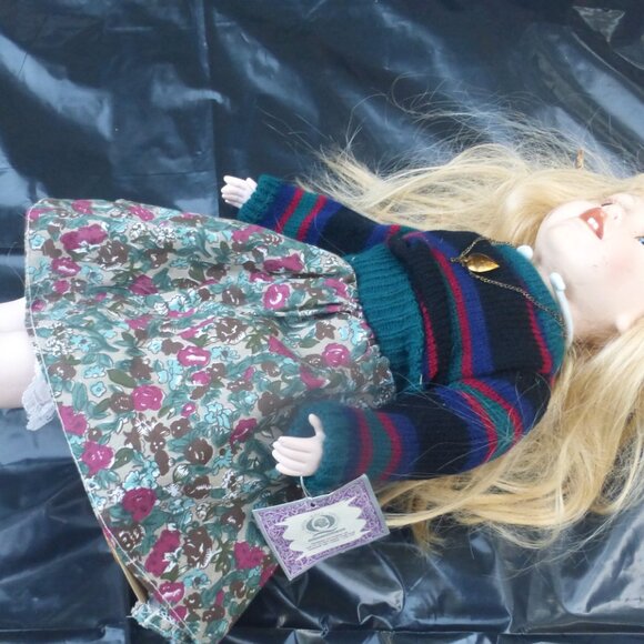 BS -The Collection MY NAME IS CALLIE Doll Genuine Porcelain Vintage Doll Crib - Picture 4 of 6